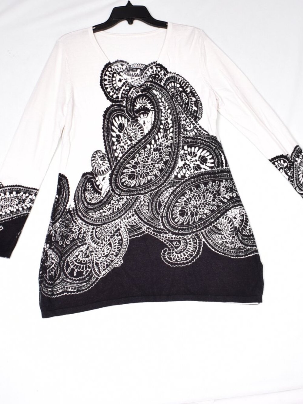Chico's Women's Paisley Black & White Tunic Sweaters Size Medium Per Measurement